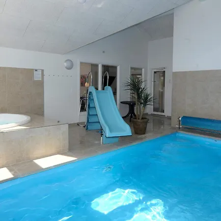 Luxury Pool Retreat In ノーポ