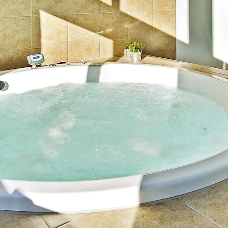 Luxury Pool Retreat In 別荘 *